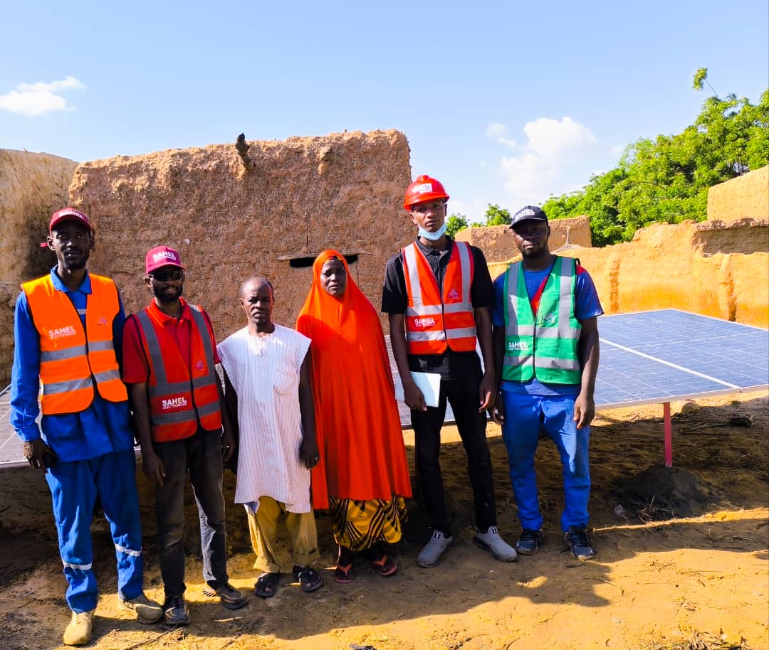 Habitant utilisant un moulin solaire au Sahel